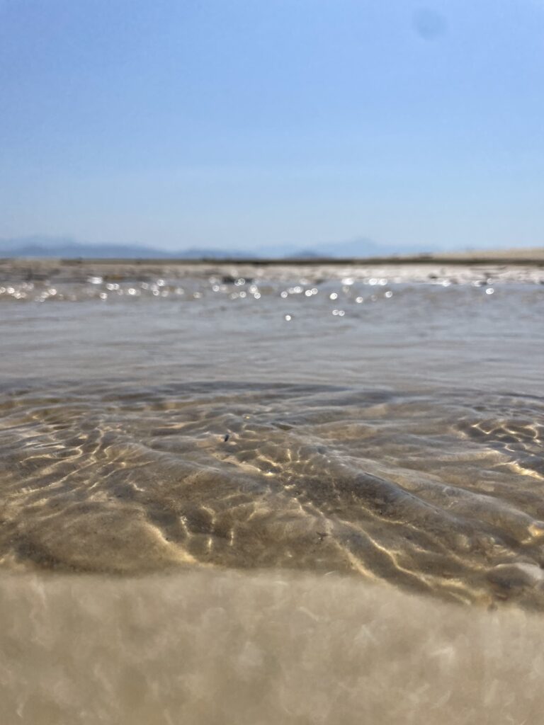 Vagues calmes représentant la détente et la sécurité intérieure retrouvées grâce à la Somatic Experiencing à Bruxelles